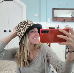 Cheetah bucket hat